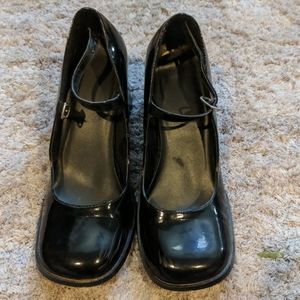 Black heeled strappy shoe